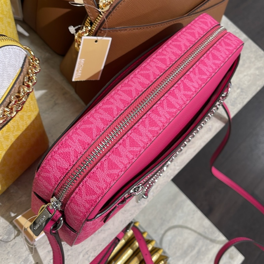 Michael Kors Jet Set Larg Signature Logo EW ZP Chain XBODY Crossbody
DRAGONFRUIT - Picture 4 of 16